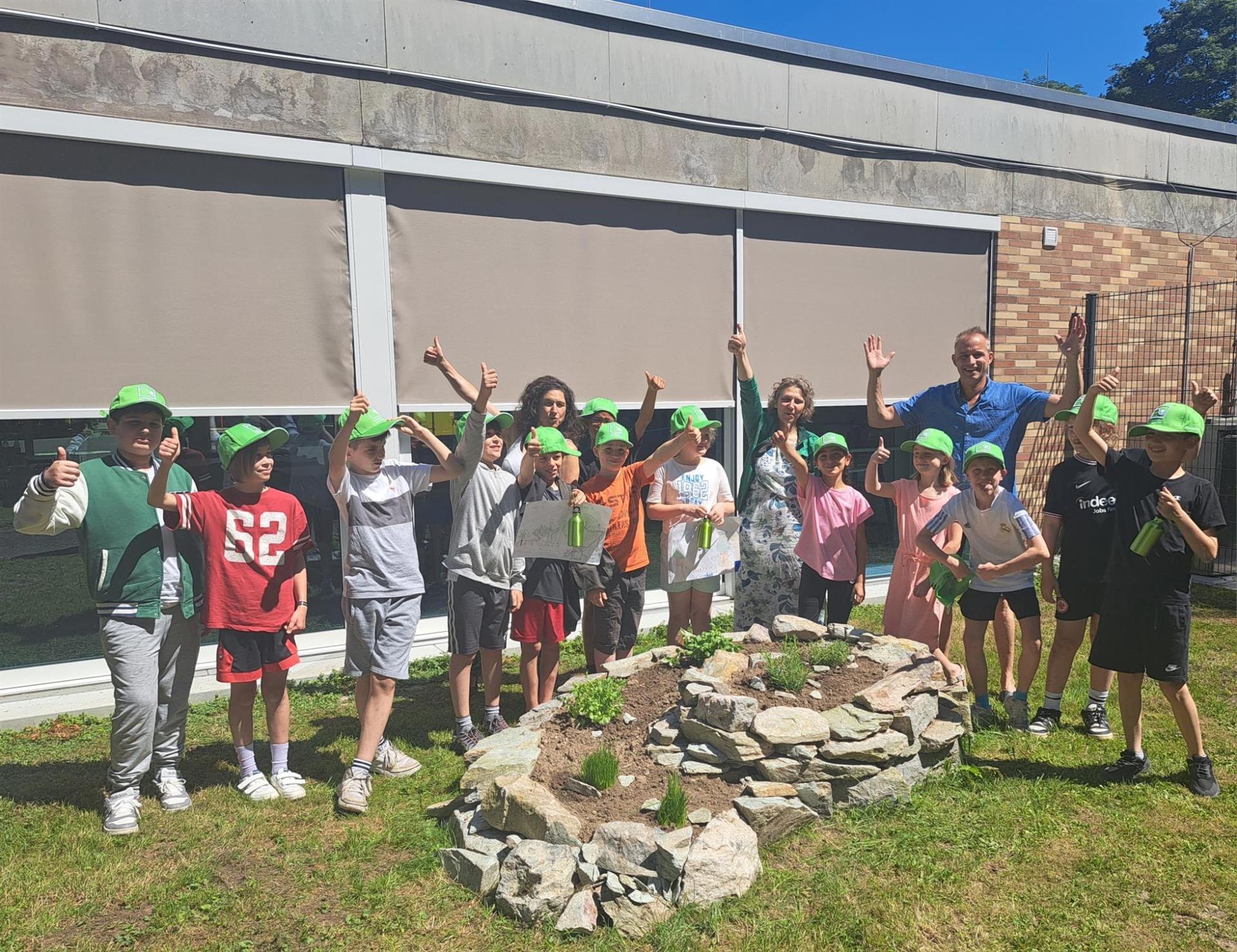 Coole Sitzsteine und Kräuterspirale für Karl-Gärtner-Schule
